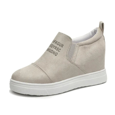 Femme portant des bottines compensées gris vue de face à semelles vulcanisées, look urbain et moderne, collection Zalmyraboutique.