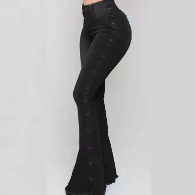 Femme portant un jeans flare vintage noir avec taille haute et bas évasé, collection automne Zalmyraboutique.