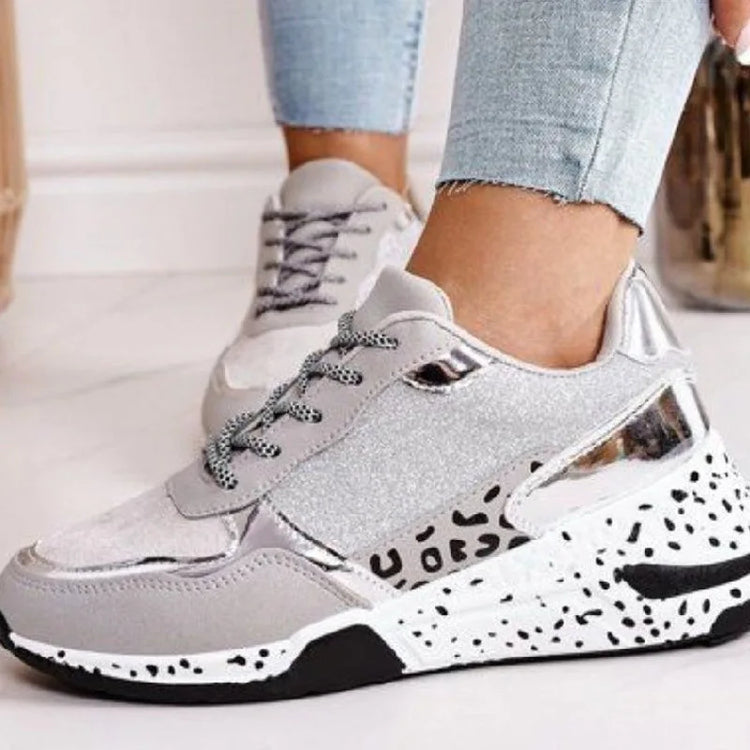 Femme portant des baskets grises noir à semelles épaisses avec une maille respirante, style streetwear Zalmyraboutique.