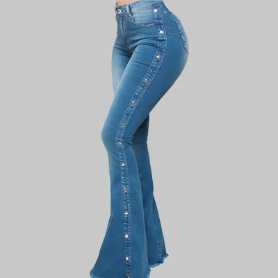 Femme portant un jeans flare vintage bleu  face avec taille haute et bas évasé, collection automne Zalmyraboutique.