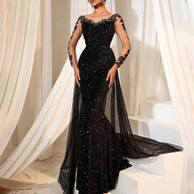 Femme portant une robe de soirée en dentelle avec manches longues et décolleté en V noir, style élégant pour gala, Zalmyraboutique.