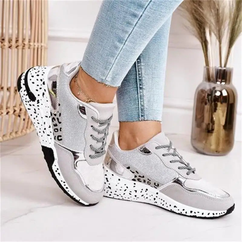 Femme portant des baskets grises à semelles épaisses avec une maille respirante, style streetwear Zalmyraboutique.