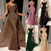 Femme portant une robe de soirée en dentelle avec manches longues et décolleté en V, style élégant pour gala, Zalmyraboutique.