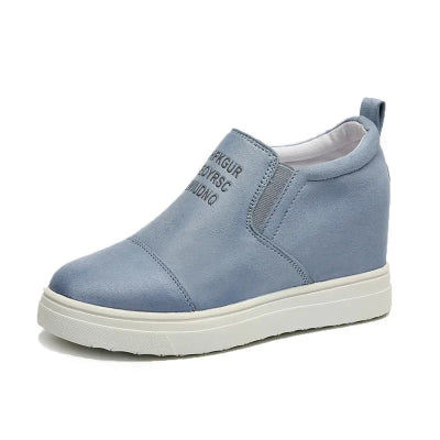 Femme portant des bottines compensées bleu semelles vulcanisées, look urbain et moderne, collection Zalmyraboutique.