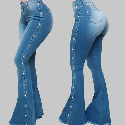 Femme portant un jeans flare vintage bleu  dos avec taille haute et bas évasé, collection automne Zalmyraboutique.