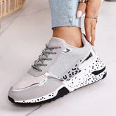 Femme portant des baskets grises de face à semelles épaisses avec une maille respirante, style streetwear Zalmyraboutique.