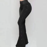 Femme portant un jeans flare vintage noir avec taille haute et bas évasé, collection automne Zalmyraboutique.