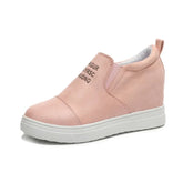 Femme portant des bottines compensées Roses à semelles vulcanisées, look urbain et moderne, collection Zalmyraboutique.