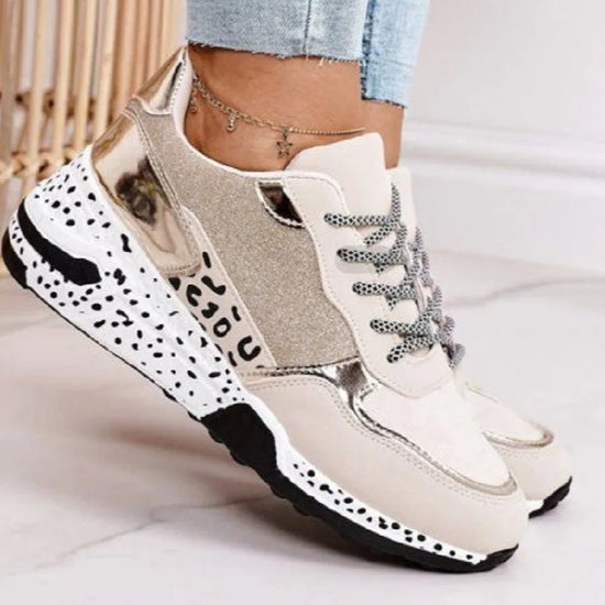 Femme portant des baskets blanches à semelles épaisses avec une maille respirante, style streetwear Zalmyraboutique.